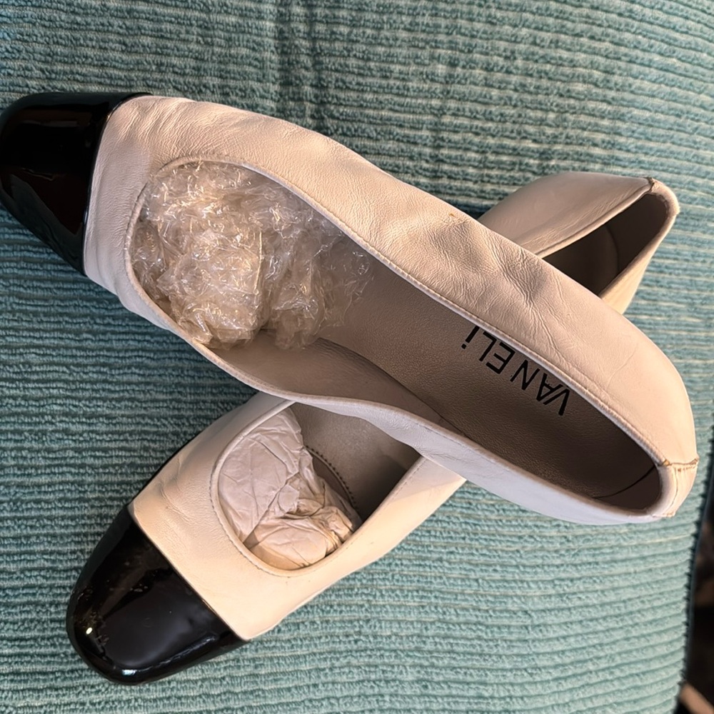 VANELI FC-313
Made for comfort .75 inch heel.
Final Sale.